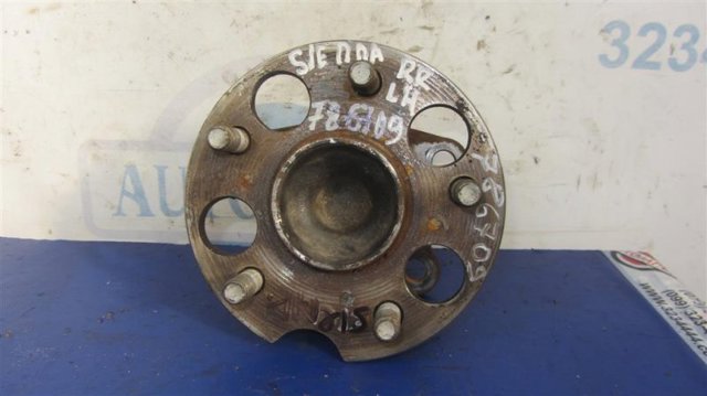 Маточина заднього колеса 4245008030 TOYOTA