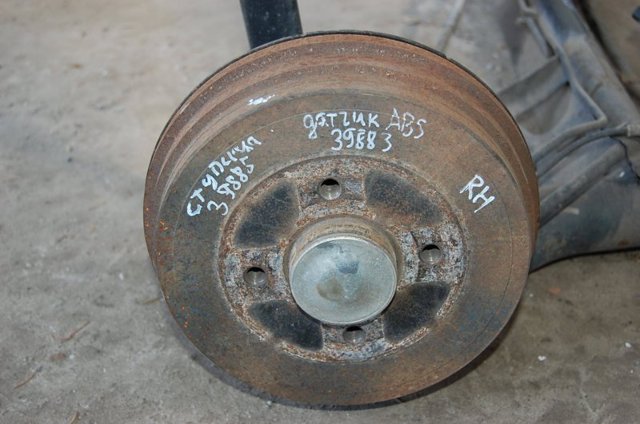 Маточина заднього колеса 43042AX600 NISSAN