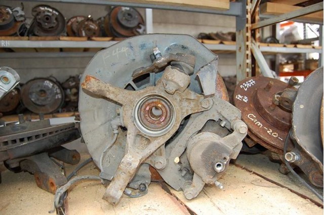 Цапфа - поворотний кулак передній, правий 4321133070 TOYOTA