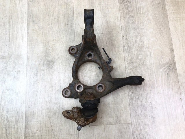 Цапфа поворотна права 4321147040 TOYOTA