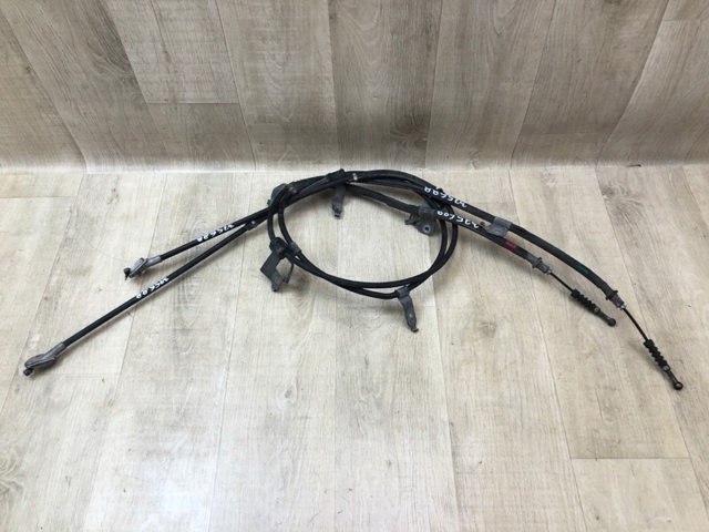 Трос стоянкового гальма задній правий 4642047080 TOYOTA