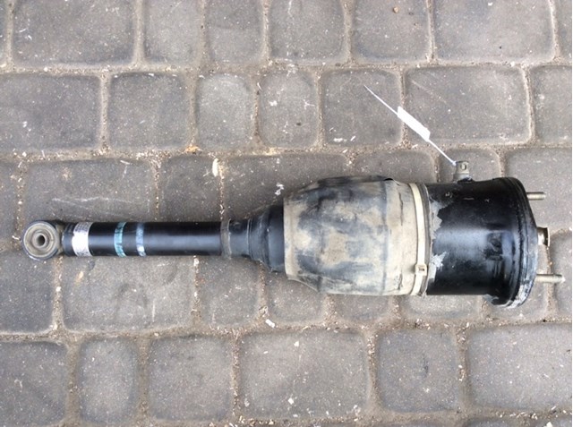 Амортизатор передньої підвіски 4801050130 TOYOTA