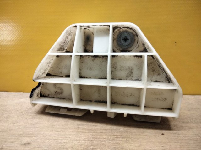Кріплення бамера ліве 5256312090 TOYOTA