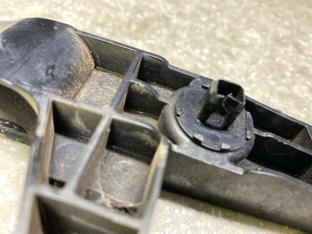 Кронштейн бампера заднього, зовнішній правий 5257506140 TOYOTA