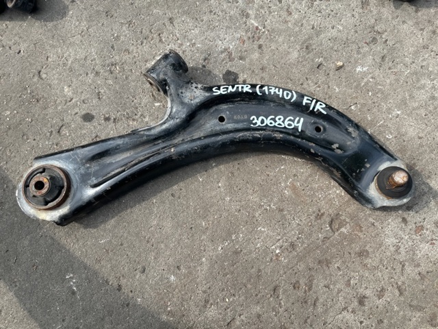 Правий важіль передній нижній підвіски 545003SH2D NISSAN