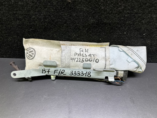 Подушка безпеки AIRBAG спинки сидіння, правого 561880242 VAG