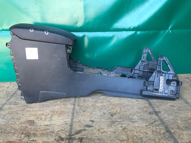 Центральна консоль торпеди 5891060070C0 TOYOTA