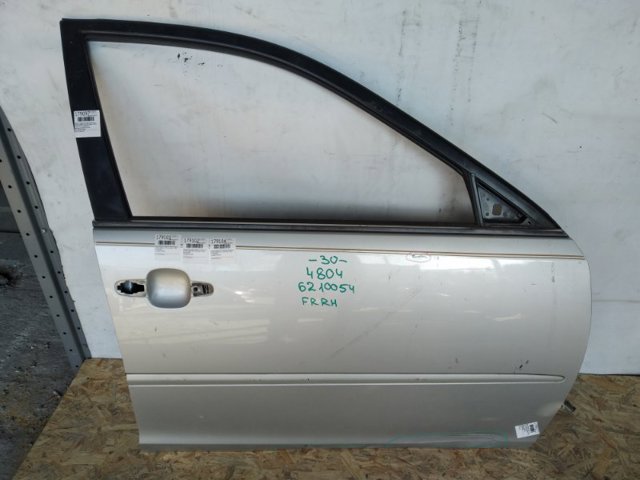 Пасажирські передні двері 67001AA050 TOYOTA
