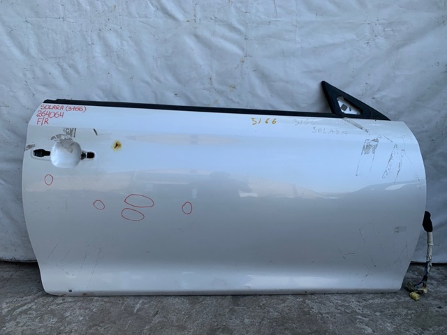 Пасажирські передні двері 67001AA070 TOYOTA