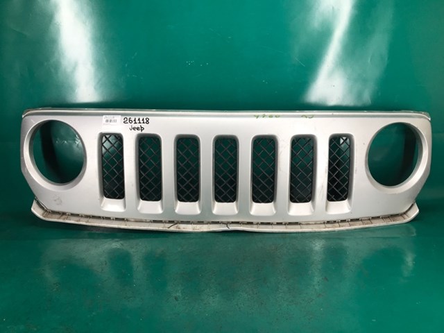 Решетка радиатора jeep patriot 10-17 68091526AA