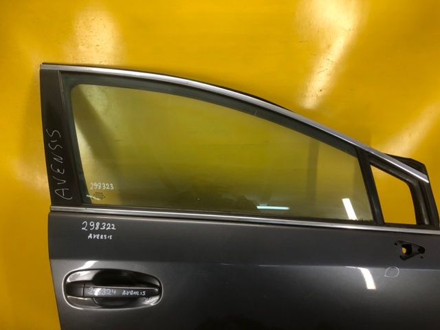 Скло передньої правої двері 6810105050 TOYOTA