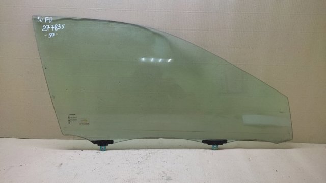 Скло передніх дверей, правих 6810106190 TOYOTA