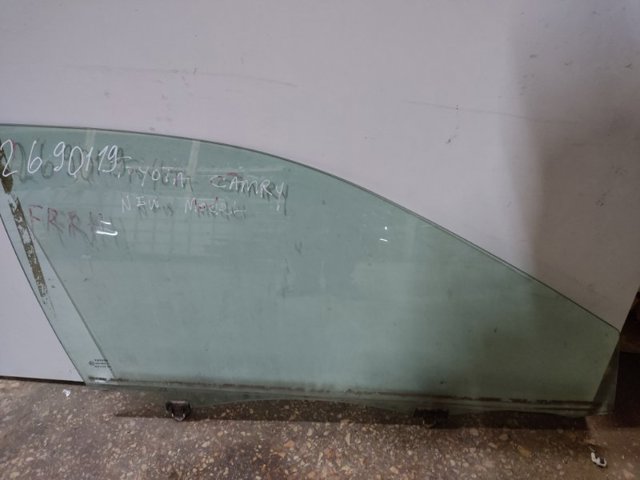 Скло передніх дверей, правих 6810106200 TOYOTA