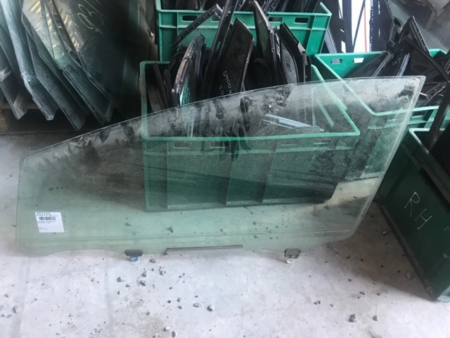 Вікно (передніх дверей) двері 6810247072 TOYOTA