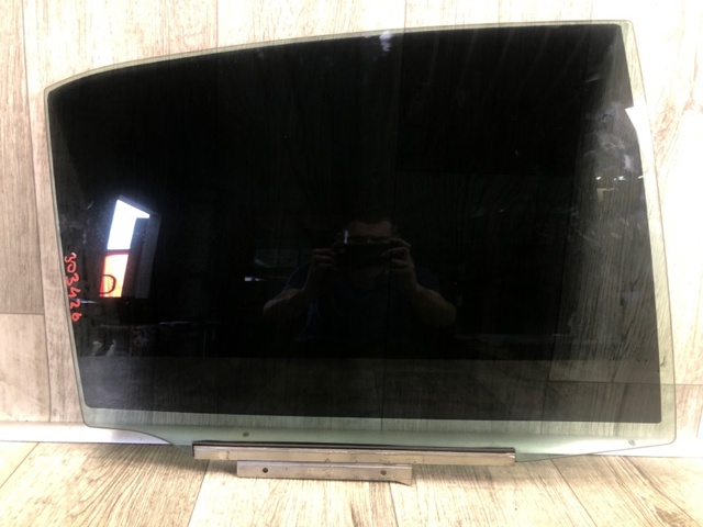 Скло задньої двері правої 6810306300 TOYOTA