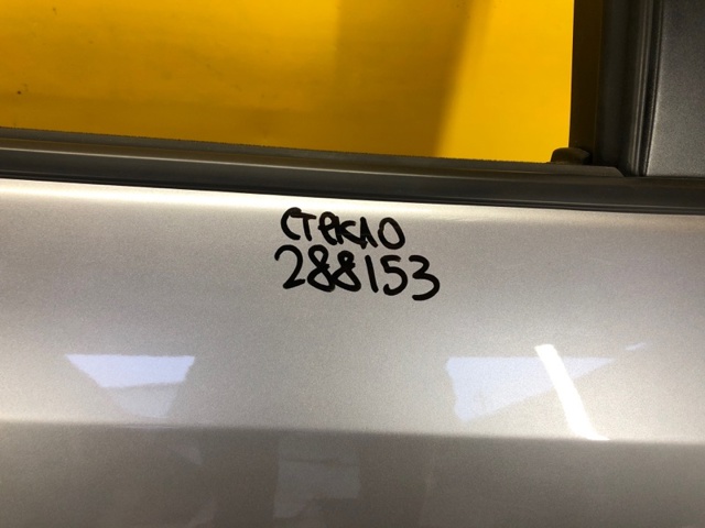Скло задньої двері правої 6810342190 TOYOTA