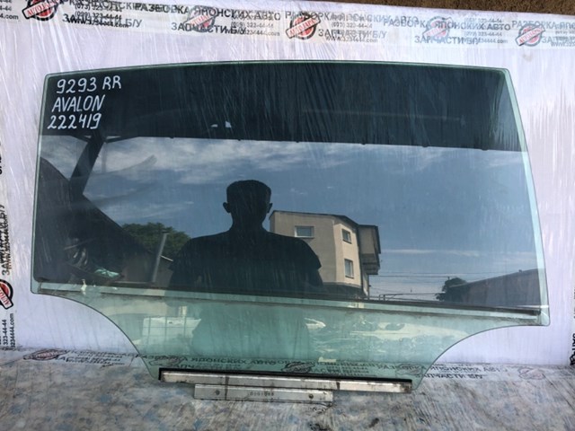 Скло заднє праве 68103AC050 TOYOTA