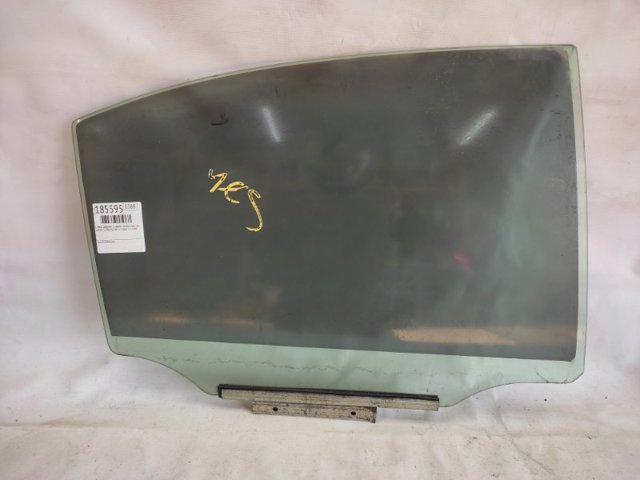 Скло задньої двері правої 6811353130 TOYOTA