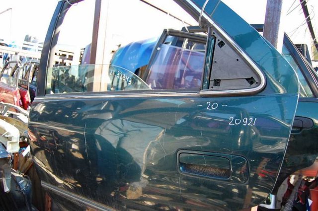 Скло задньої двері лівої 6811433050 TOYOTA
