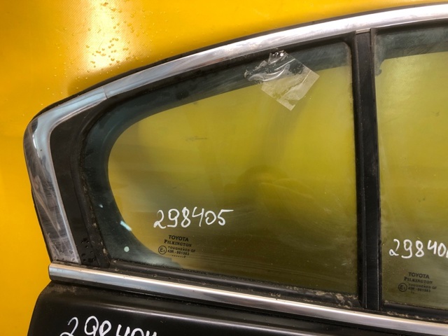 Кватирка двері трикутник, задня, права 6812305090 TOYOTA
