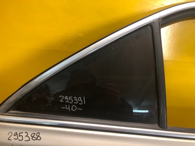 Скло-кватирка двері, задній, правій 6812333060 TOYOTA