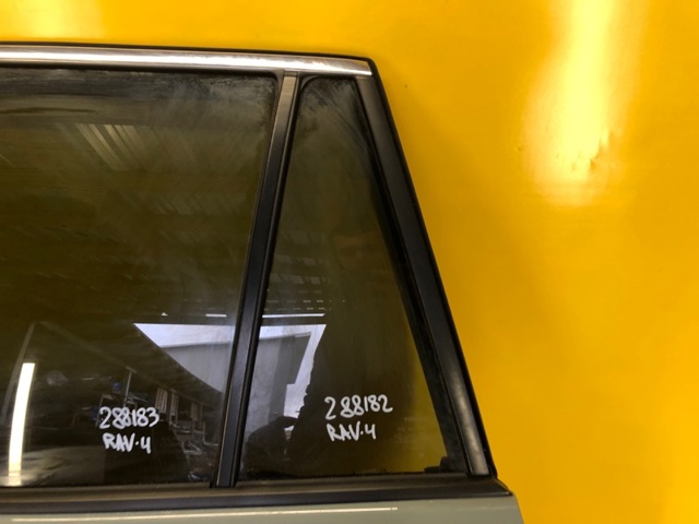 Задня кватирка ліва 6812442190 TOYOTA
