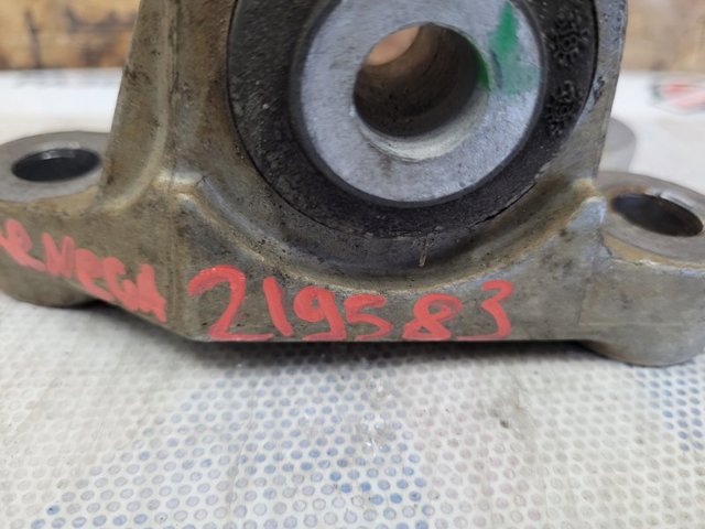 Кронштейн подушки (опори) двигуна, задньої 68254476AA CHRYSLER