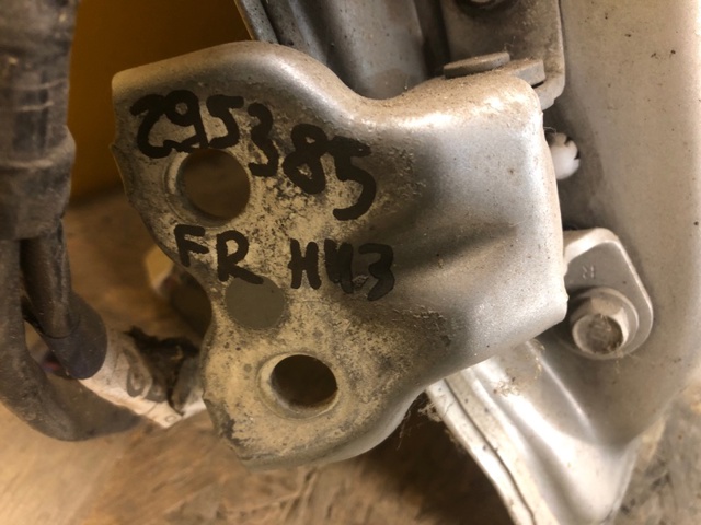 Петля передніх дверей, правою 6873002040 TOYOTA
