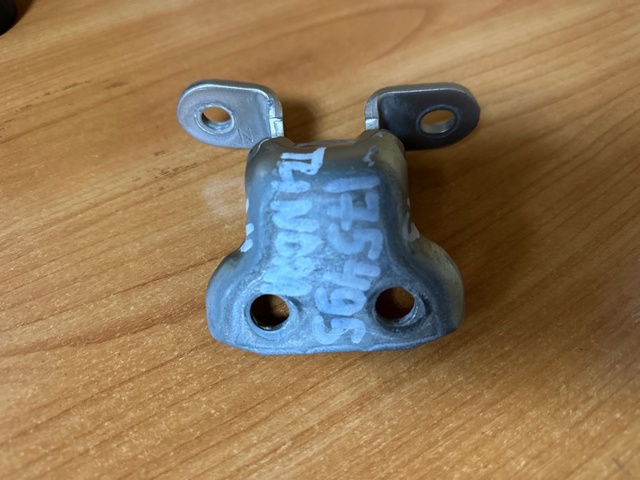 Петля передніх дверей лівих 68740AC010 TOYOTA