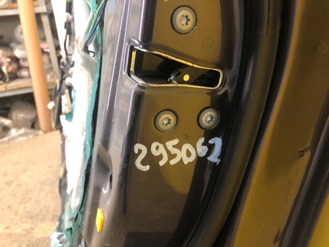 Внутрішній дверний замок 6903042230 TOYOTA
