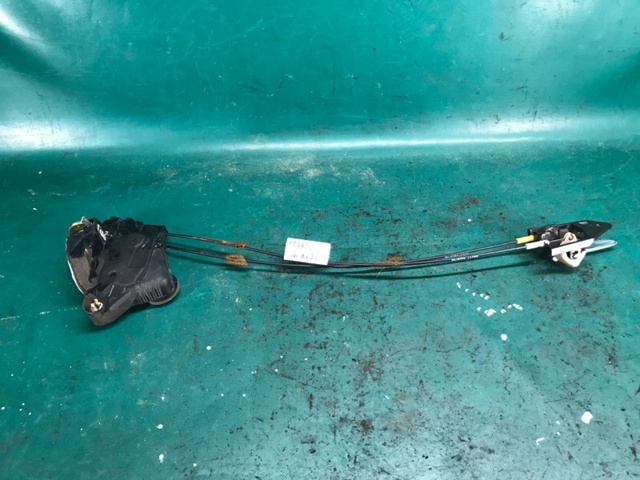 Замок водійських дверей 69040AC070 TOYOTA