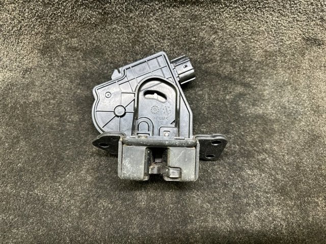 Замок багажника Тойота Ауріс UKP