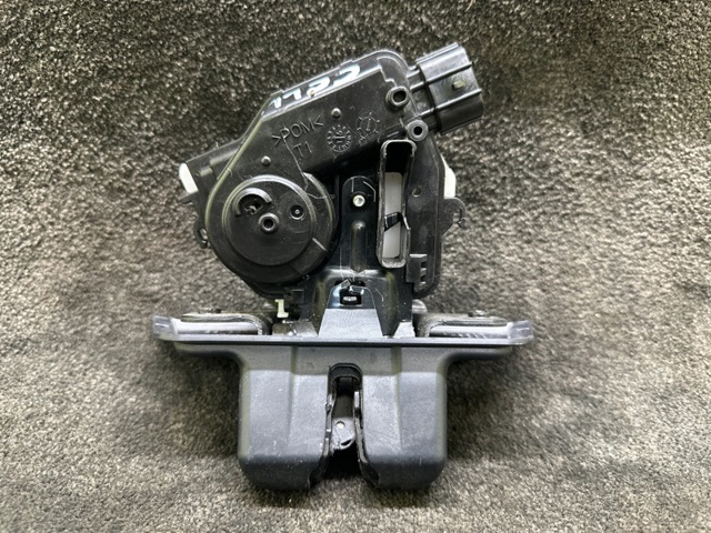 Замок кришки багажника 6935047050 TOYOTA