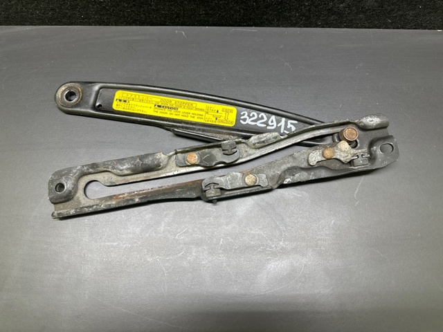 Лівий кронштейн переднього бампера 6960960010 TOYOTA