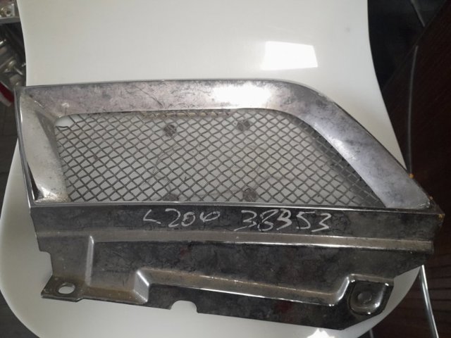 Решітка радіатора ліва 7450A185 MITSUBISHI