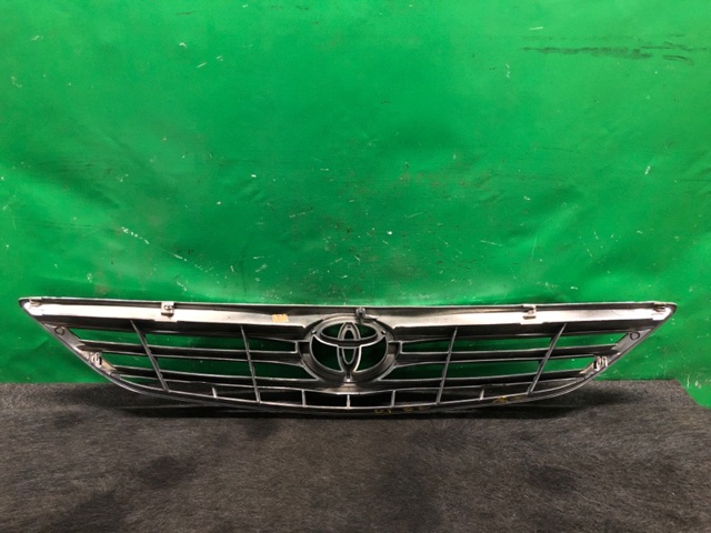 Емблема на решітку радіатора 75311AA030 TOYOTA