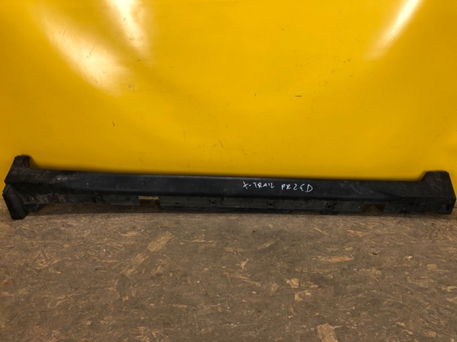 Накладка зовнішня (молдинг) порога, правий 768504CE0A NISSAN