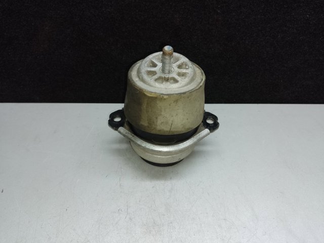 Подушка (опора) двигуна, ліва/права 7L8199131A VAG