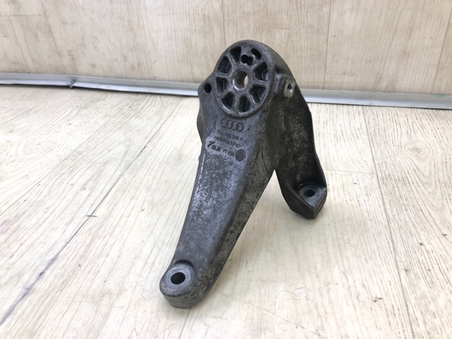 Кронштейн подушки (опори) двигуна, правої 7L8199308F VAG