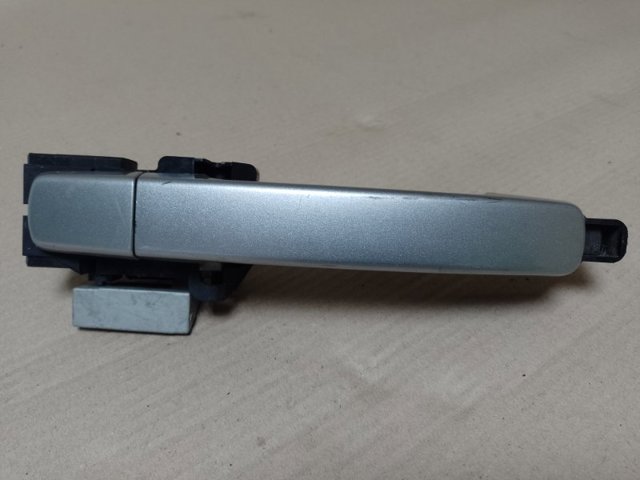 Тримач зовнішньої ручки дверей, передніх лівих 80611EB30B NISSAN