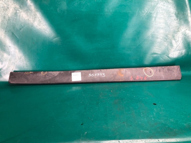Молдинг передньої правої двері 808769NB0A NISSAN