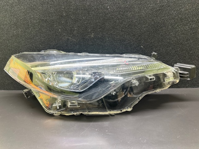 Фара комбінована, передня 8111002M70 TOYOTA