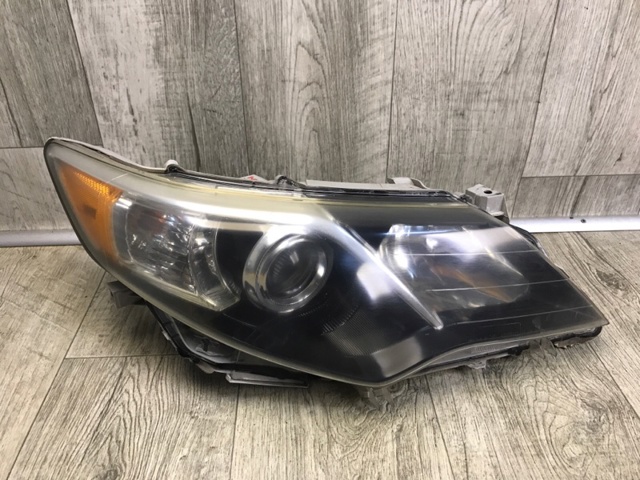 Фара комбінована, передня 8111006800 TOYOTA
