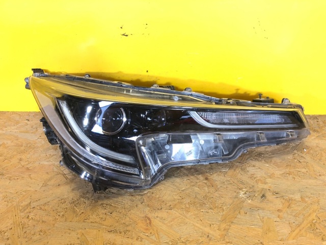 Фара передня права 8113002S70 TOYOTA