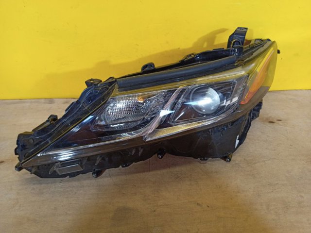 Блок фара ліва 8115006C40 TOYOTA
