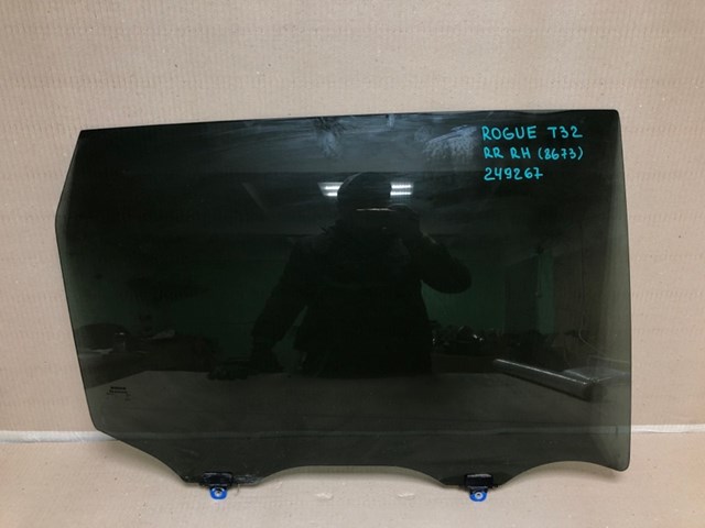 Скло заднє праве 823004BA0B NISSAN