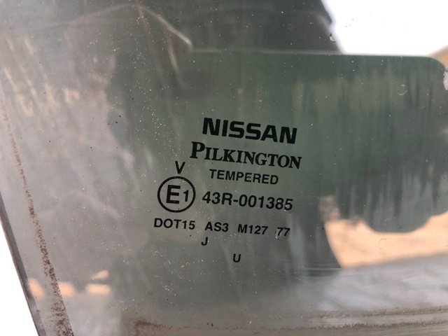 Скло задньої двері правої 823005AA0A NISSAN