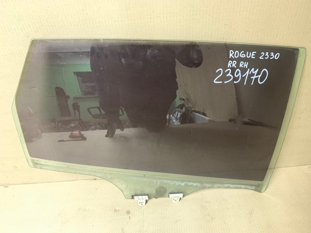 Скло задніх дверей, правих 82300JM00A NISSAN