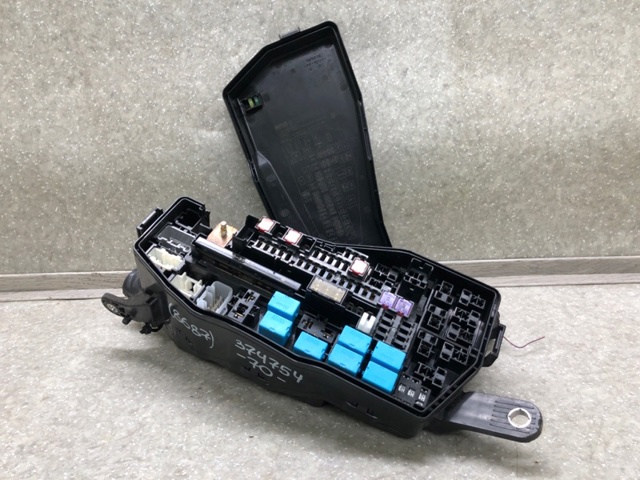 Коробка запобіжників 8261033130 TOYOTA