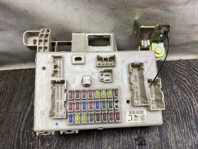 Коробка запобіжників 8273060110 TOYOTA
